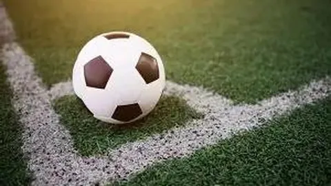 《前知名球员犀利解析：尤里奇与卢克曼冲突争议，教练干预失策，尤里奇失误引热议》