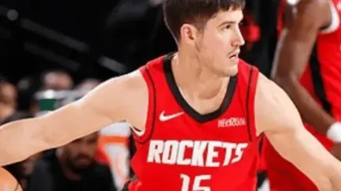 中国00后斯诺克新星首战告负，职业资格赛挑战严峻